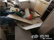 轰隆!墙上的橱柜突然全部掉落,商家同意更换但要保密?
